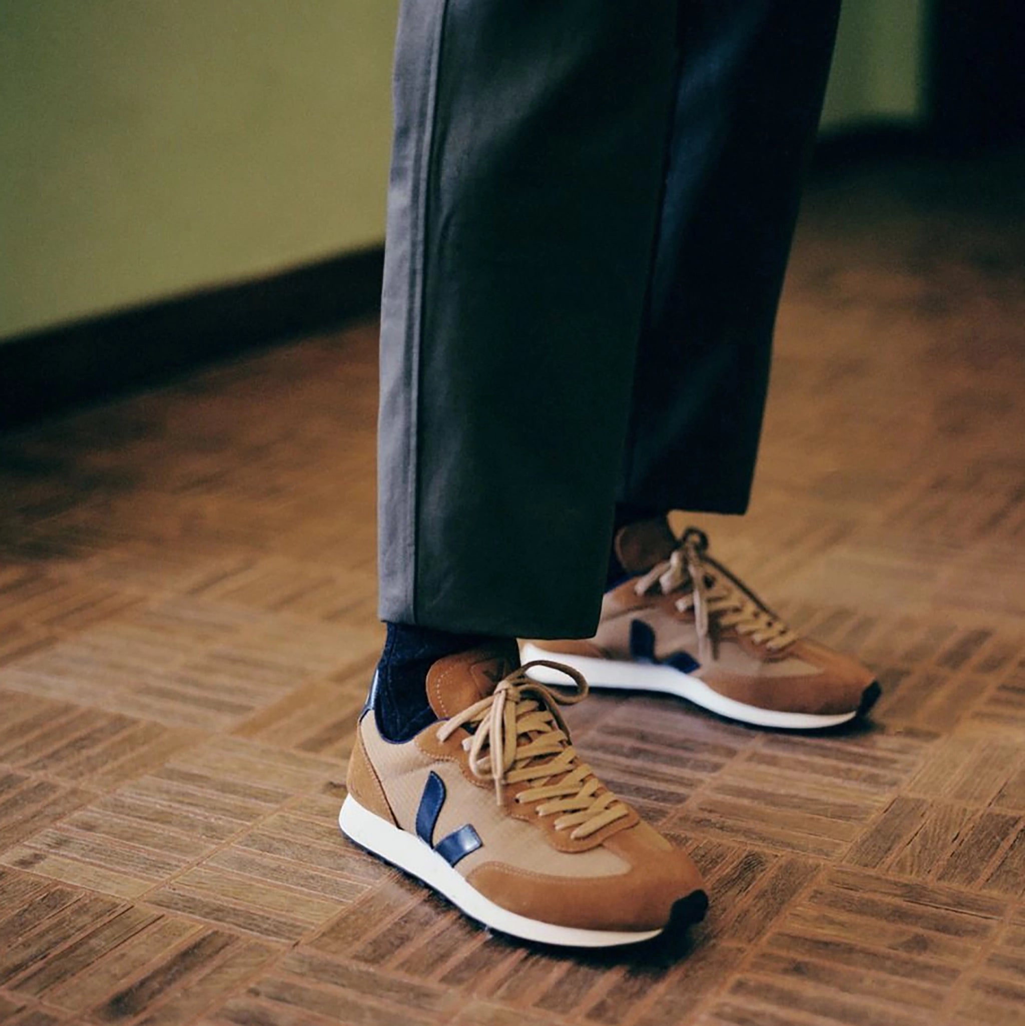 Veja Rio Branco Alveomesh Trainer - Tent / Nautico - Burrows and Hare